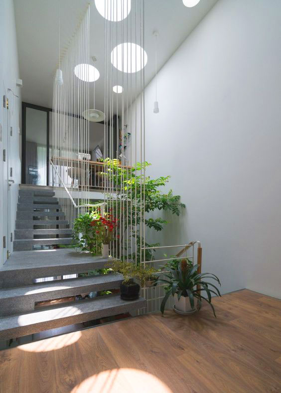 Cầu thang không còn chỉ là một kết cấu chính để kết nối các tầng của ngôi nhà nữa. Bạn có thể sáng tạo và làm mới cầu thang theo phong cách riêng của mình. Hãy tương tác và trang trí tường, khe hở hoặc các chi tiết khác để cầu thang trở thành một thước phim sáng tạo đầy màu sắc.