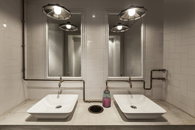 Thiết bị vệ sinh bằng kim loại thường được sử dụng trong nhà tắm phong cách công nghiệp