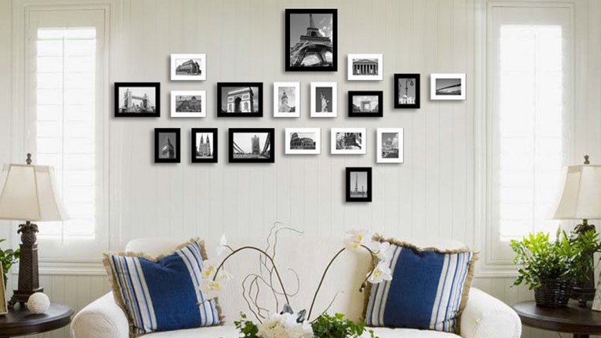 Thay thế tranh ảnh treo tường phòng khách cũng là cách làm mới khá đơn giản và hiệu quả