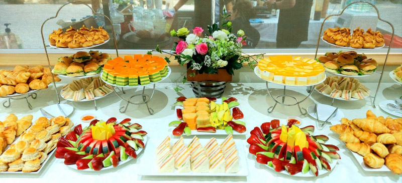 Bàn tiệc bánh teabreak kết hợp cùng trái cây, rau câu, thức uống