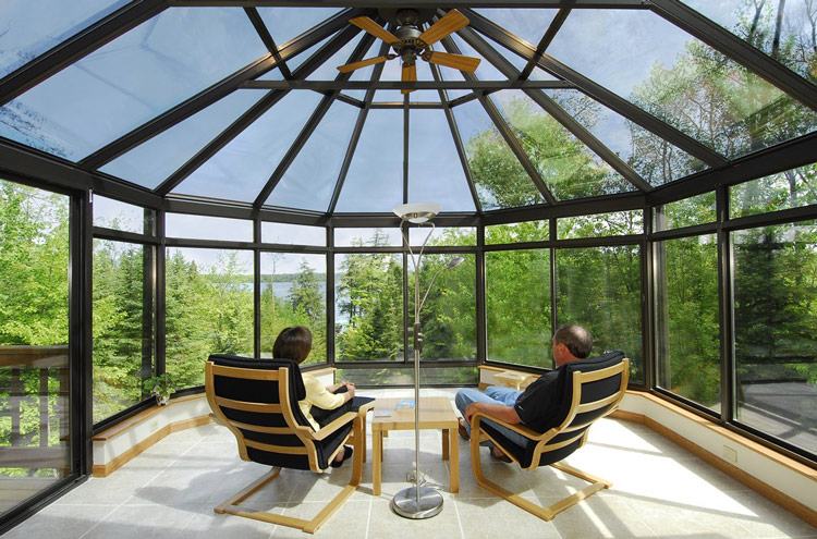 ý tưởng thiết kế căn phòng áp mái thành phòng relax cực kỳ sáng tạo với kính