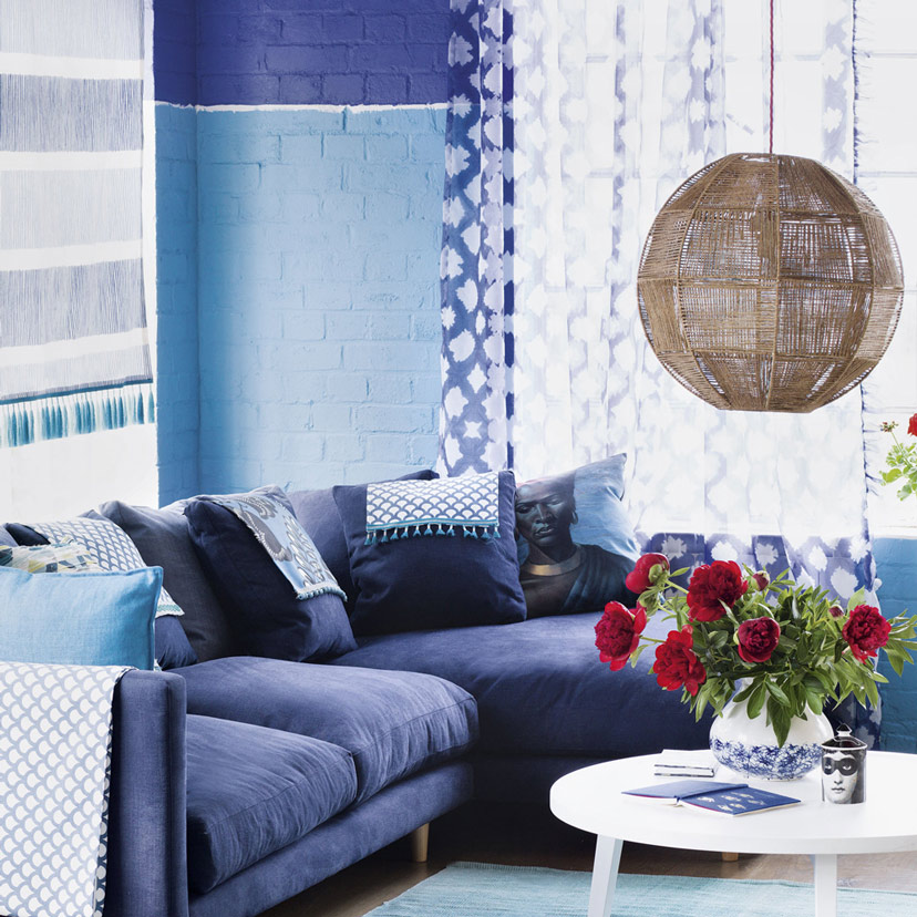 Sofa màu xanh hài hòa với màu tường