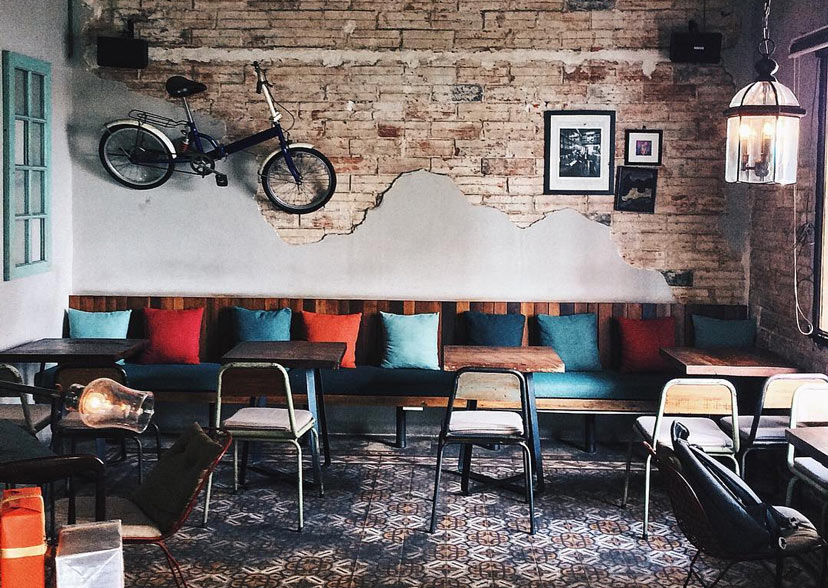 Tường gạch nứt nẻ và sàn lót gạch bông là đặc trưng của những quán café hoài cổ