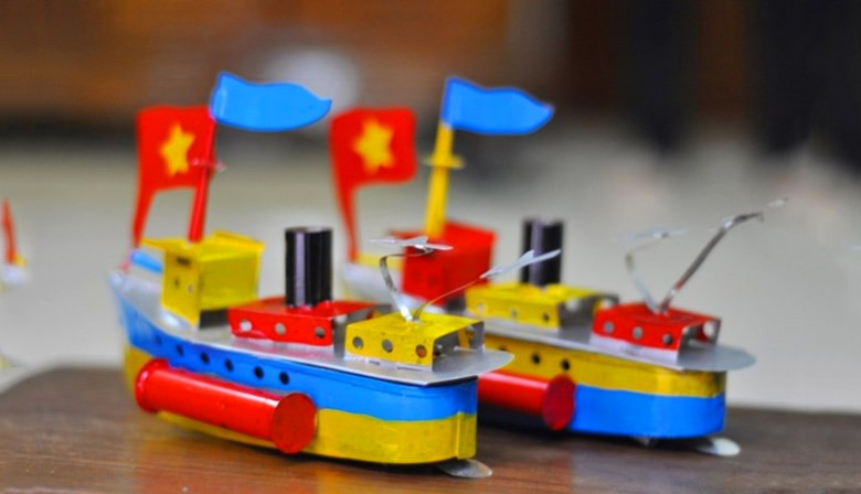 Tàu thủy sắt tây chạy bằng dầu hỏa - món đồ chơi đắt giá nhất một thời