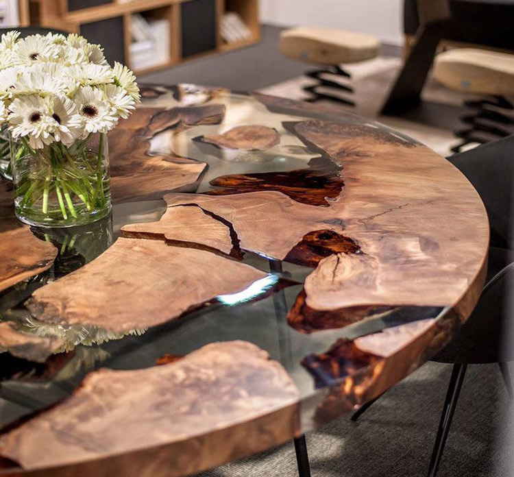 eo Resin trong suốt kết hợp mặt gỗ làm chiếc bàn cực độc cực đẹp lạ thế này